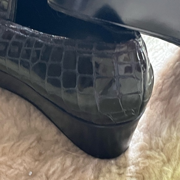 Stuart Weitzman Loafers Wedge Heel Green Embossed Crocodile Print Size 6 EUC - Picture 4 of 8